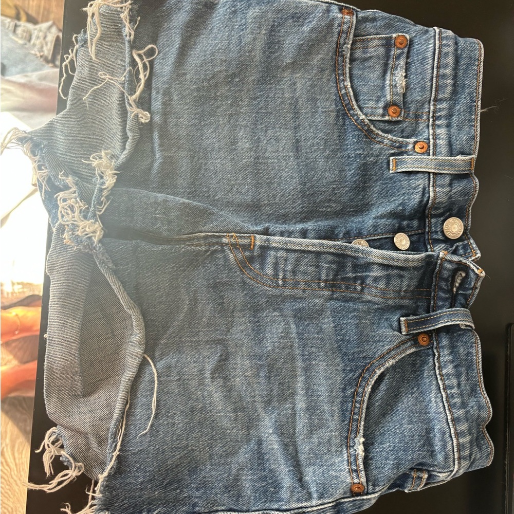 woman’s levi shorts